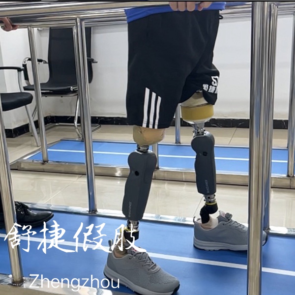 雙大腿假肢訓(xùn)練中.jpg