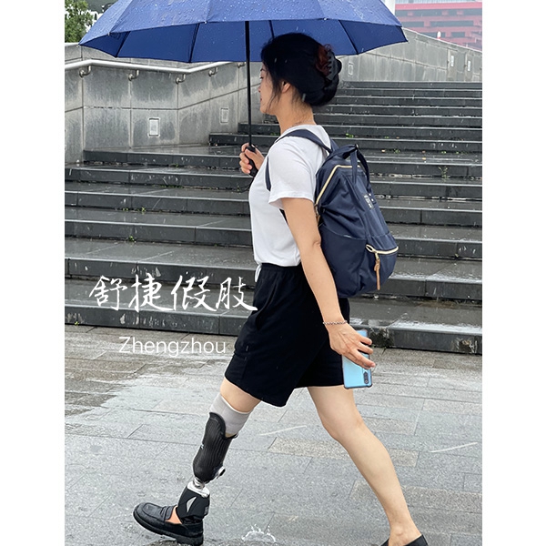 小腿假肢，穿戴行走步態(tài)優(yōu)美