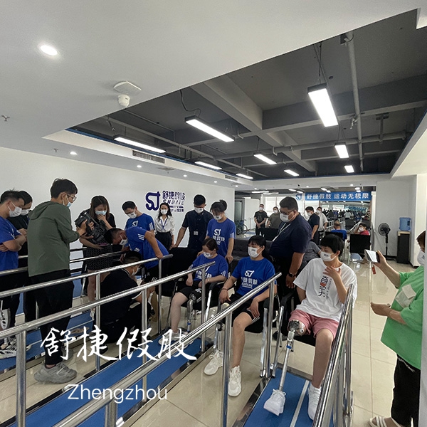 鄭州假肢康復(fù)訓(xùn)練.jpg